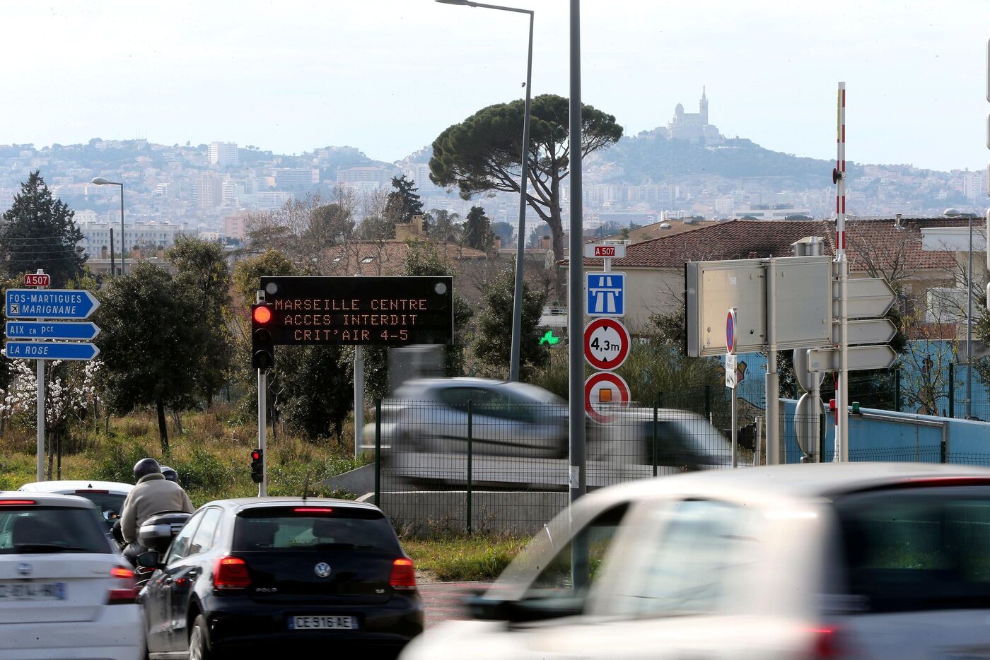 Dans les Bouches-du-Rhône (ici à Marseille), un automobiliste pourra payer son assurance auto jusqu'à 4 fois plus cher que dans les Côtes-d’Armor. PhotoPQR/La Provence/Nicolas Vallauri via MaxPPP