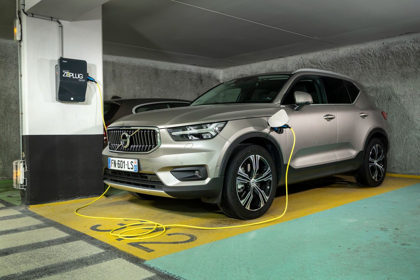 Si les ventes de véhicules électriques ont explosé, moins de 10 % des copropriétés seraient aujourd'hui équipées en bornes. ACE Team