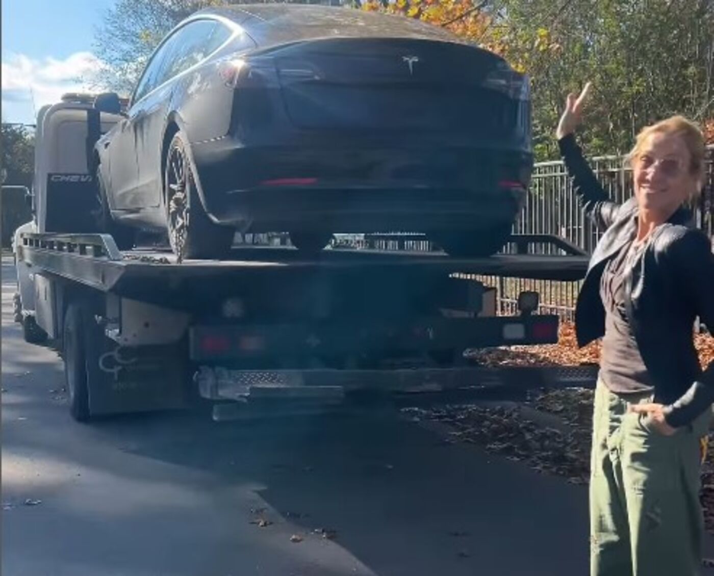 La chanteuse et guitariste américaine Sheryl Crow renvoyant sa Tesla. Capture d'écran Instagram