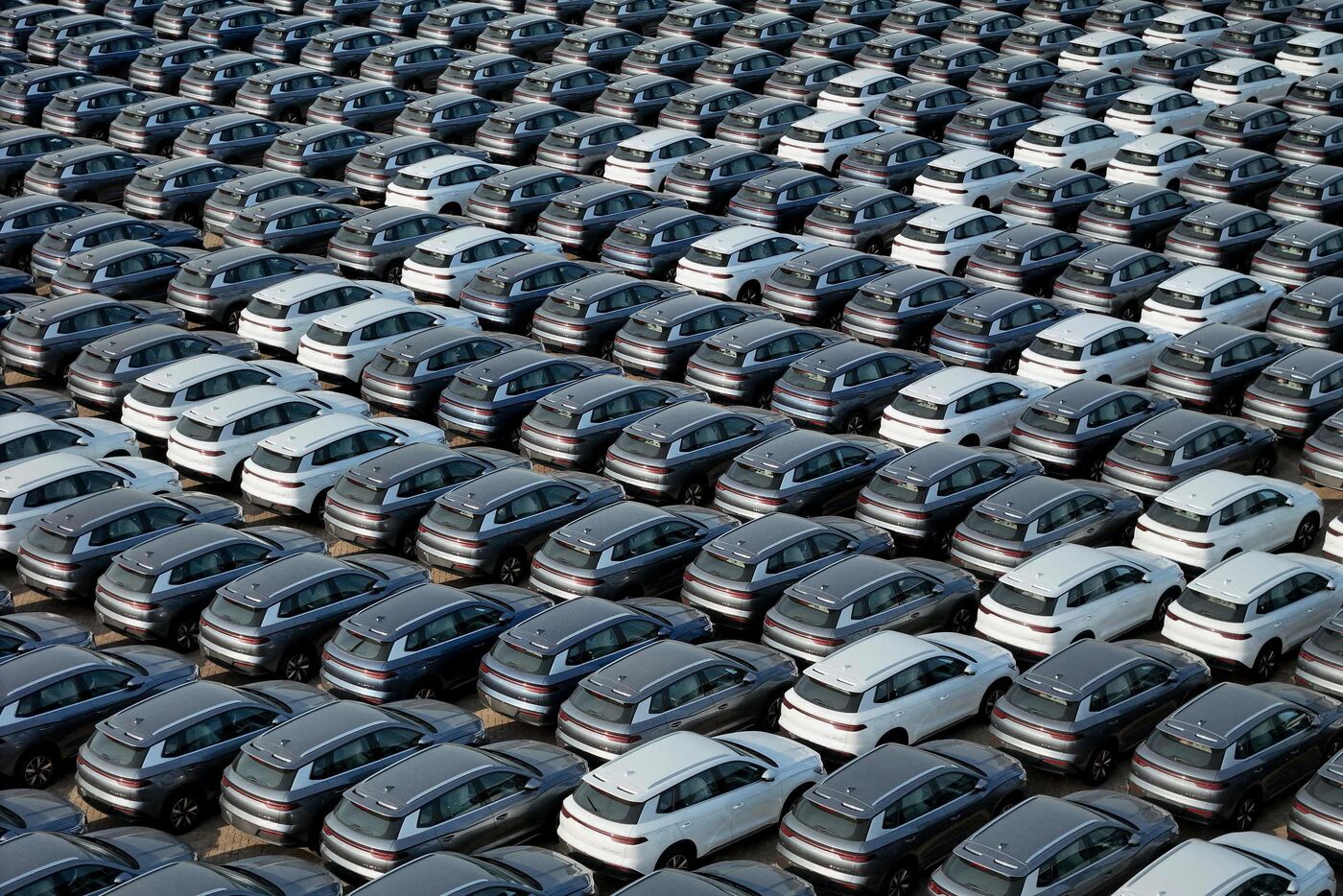 Des voitures électriques de la marque BYD attendent d'être chargées sur une bateau au port de Yantai, dans la province chinoise de Shandong (est). AFP/China OUT