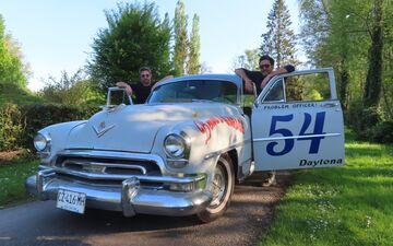 Saint-Samson-la-Poterie (Oise), le 29 avril. Les deux frères Alglave, Thomas et Guillaume, et leurs enfants, Gaspard et Rose, ont remis en état cette Chrysler New Yorker 1954. LP/Patrick Caffin