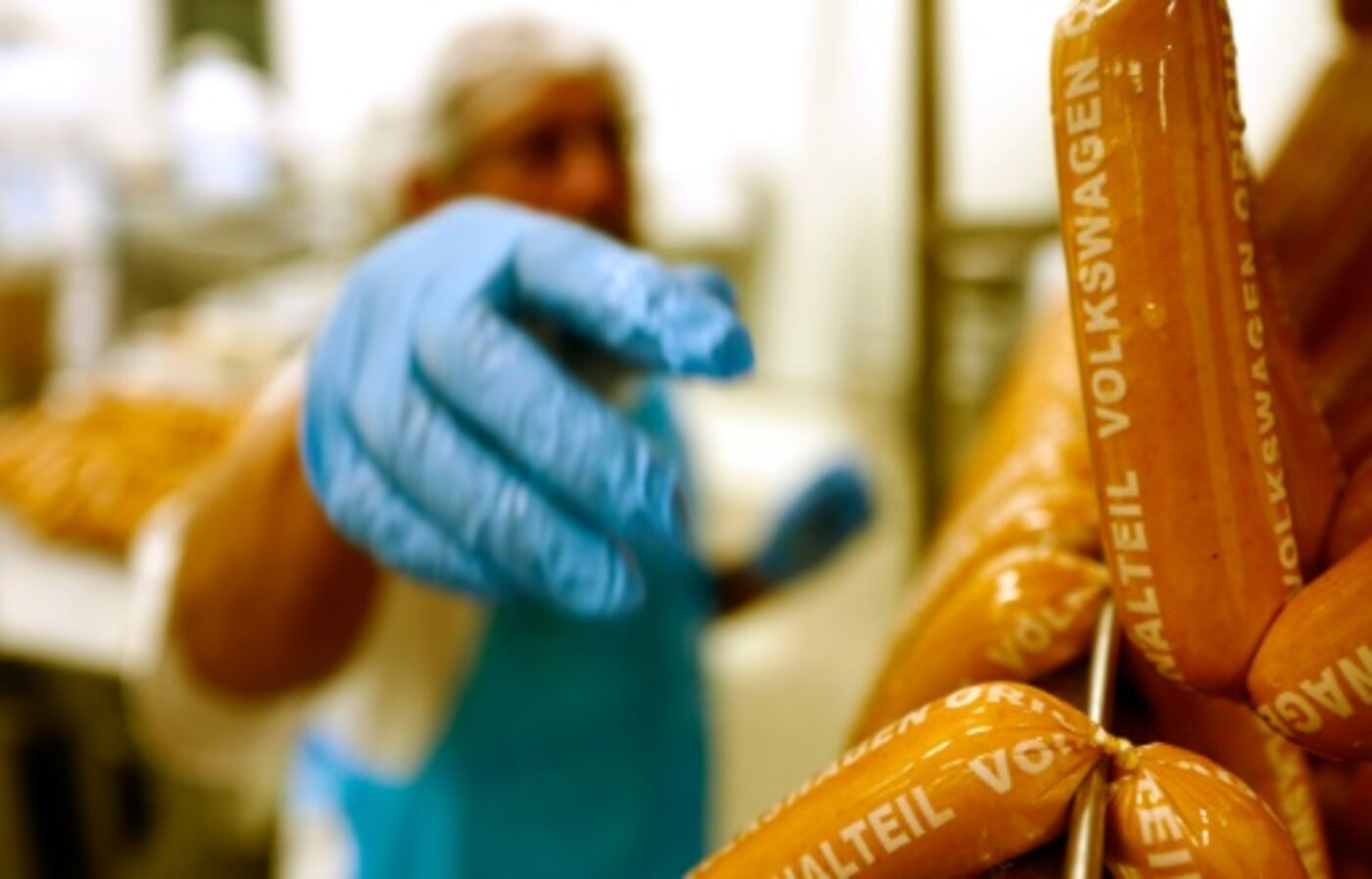 Les currywurst de Volkswagen se sont écoulées à 8,55 millions exemplaires en 2024. AFP/John MACDOUGALL