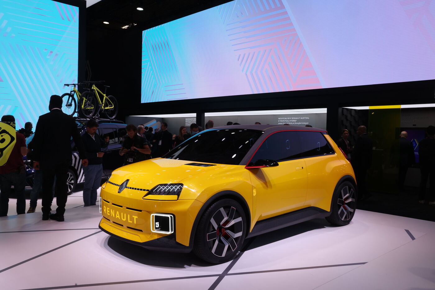 La R4, la R5 et l'Alpine A290 seront montrées au Mondial de l'auto (ici la R5 électrique à l'édition 2022). « Une gamme offensive et ambitieuse », selon plusieurs organisations syndicales de Renault. LP/Olivier Lejeune