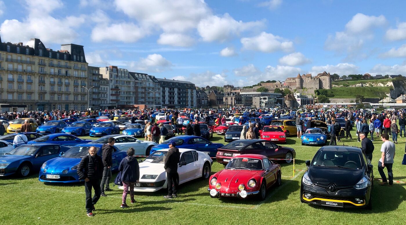 Sur le front de mer de Dieppe (Seine-Maritime), plus d'un millier d'Alpine étaient attendues durant ce week-end pour honorer  la mémoire de Jean Rédélé, le créateur de la marque automobile française. LP/Laurent Derouet