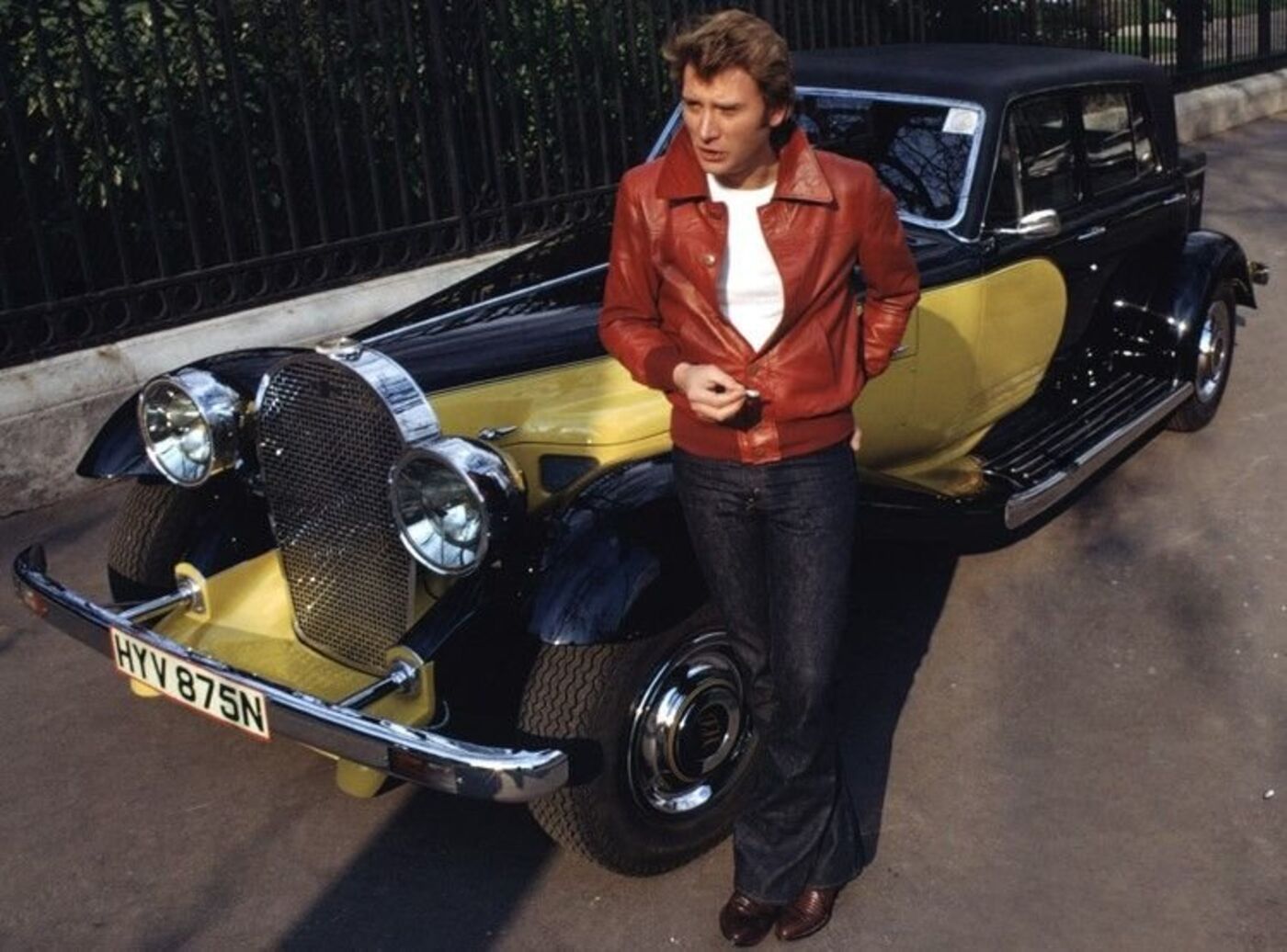 Johnny devant sa Panther DeVille 1975, qu'il avait fait personnaliser avec sièges en vison, disque d'or sur le bouchon du radiateur, etc. LP/Tony Frank