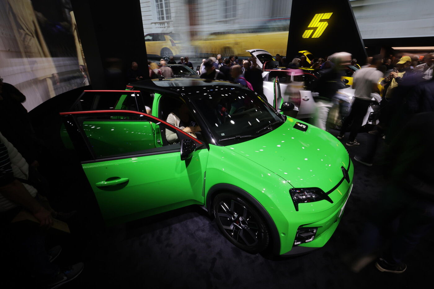 La nouvelle R5 E-Tech, 100 % électrique, au Mondial de l'auto de Paris. Mise à prix, « à partir de 25 000 euros ». LP/Olivier Arandel